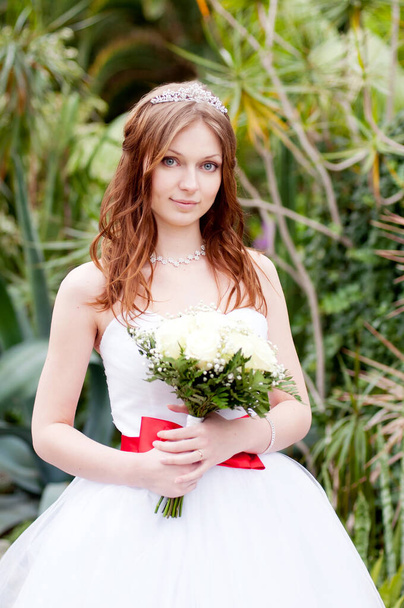 Bride with red ribbon belt. Wedding day. - Fotoğraf, Görsel