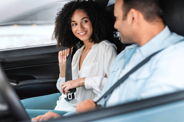 Mutlu Ortadoğu Çifti Fastening Seat Kemerleri Yeni Arabada Keyifli Yolculuklar Seçici Odaklanma. Otomobil Yolcuları Güvenliği ve Otomobil Sigortası Teklifi - Fotoğraf, Görsel