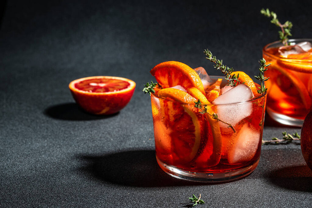 Aperitivo alcohol cóctel hielo y naranjas rojas sicilianas. Cóctel refrescante de verano, lugar para el texto, vista superior, - Foto, imagen