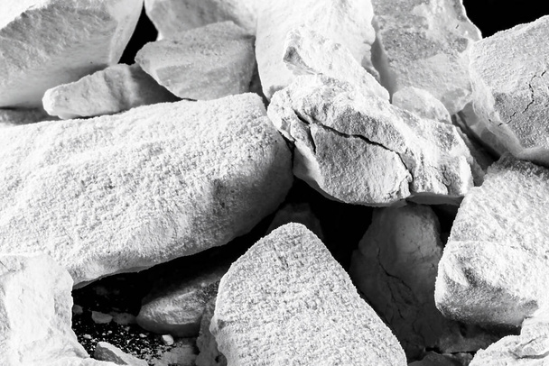 カルシウムとマグネシウムの石、黒の背景。バージンライムまたはクリームと呼ばれる、マクロ写真 - 写真・画像