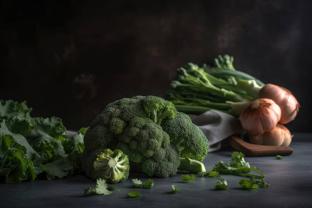 broccoli verdi freschi e spinaci su fondo scuro - Foto, immagini