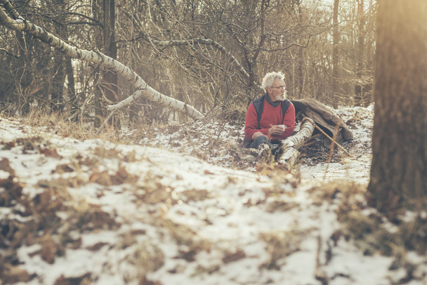 Starý osamělý muž v lese - Fotografie, Obrázek