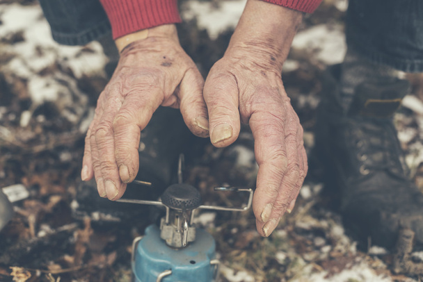 Yaşlı adam ellerini Isıtma - Fotoğraf, Görsel