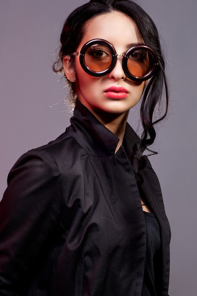 Портрет женщины в солнечных очках
 - Фото, изображение