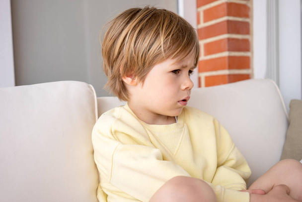 Smutné dítě chlapec portrét sedí na terase doma. - Fotografie, Obrázek