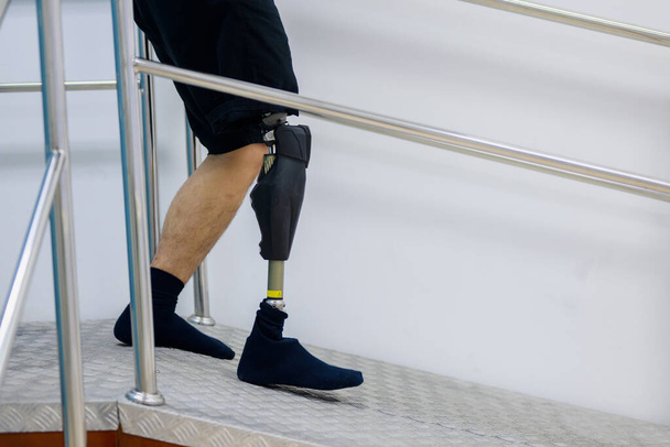 Hombre atleta con pierna protésica caminando en el centro de atención médica, Personas con tecnología de alta tecnología en la fabricación de prótesis, Nueva producción de extremidades artificiales para personas con discapacidad - Foto, imagen