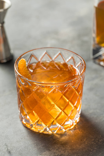 Boozy Cold Bourbon Old Fashioned Cocktail with an Orange Slice - Fotoğraf, Görsel