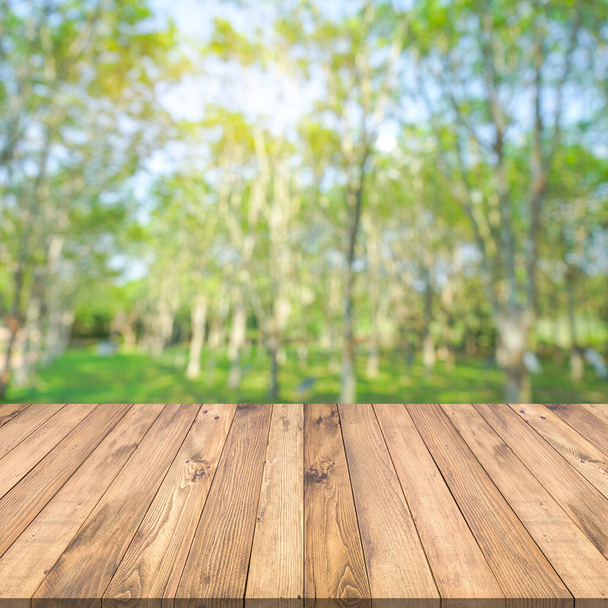 prázdný dřevěný stůl s rozmazaným pozadím - Fotografie, Obrázek