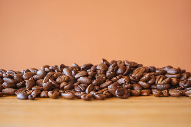 Kávová zrna na dřevěném pozadí - Fotografie, Obrázek