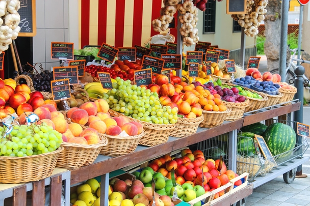 Fruit kraam op de markt van de Italiaanse stad - Foto, afbeelding