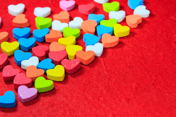 Dia dos namorados fundo com coração colorido em forma de pape vermelho
 - Foto, Imagem