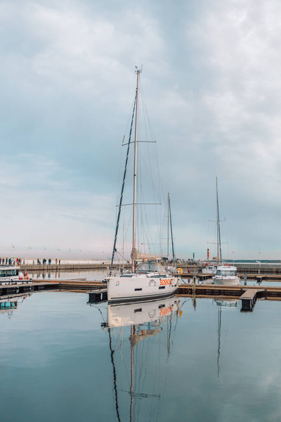 Автостоянка яхт в гавани, портовый яхт-клуб в Марине. Красивые яхты на голубом фоне неба - Фото, изображение