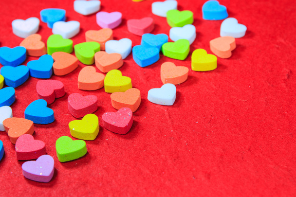 Dia dos namorados fundo com coração colorido em forma de pape vermelho
 - Foto, Imagem