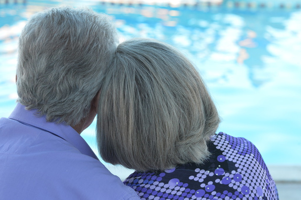 Couple Mature heureux près de la piscine
 - Photo, image