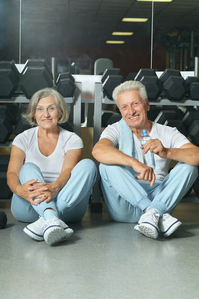 Senior couple drinking in gym - Fotoğraf, Görsel