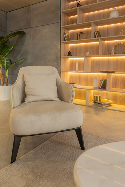 design intérieur moderne de la salle de séjour dans le studio dans des couleurs douces chaudes. éclairage intégré décoratif et mobilier beige doux - Photo, image