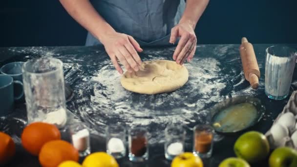 パン用に生地を転がし女性の手のスローモーションビデオ.家で作ったケーキやパイを焼く。高品質4k映像 - 映像、動画