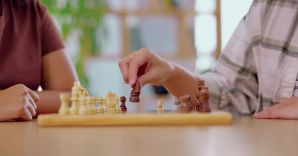 Σκάκι, τα χέρια και τη στρατηγική με τους επιχειρηματίες που παίζουν ένα επιτραπέζιο παιχνίδι μαζί σε ένα γραφείο, ενώ σκέφτεται. Εγκέφαλος, μάθηση και τραπέζι με τους εταίρους σε ένα χώρο εργασίας χρησιμοποιώντας το μυαλό τους κατά τη διάρκεια μιας πρόκλησης. - Πλάνα, βίντεο