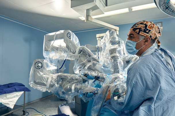 Operacja Da Vinci. Minimalnie inwazyjna robota z systemem chirurgicznym da Vinci. Robot medyczny. Chirurgia robotyczna. Operacja medyczna wspomagana robotami. Operacja medyczna z udziałem robota - Zdjęcie, obraz