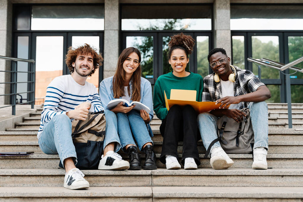 Grupo diverso de estudantes universitários latino-americanos e afro-americanos sorrindo - Retrato da Diversidade  - Foto, Imagem