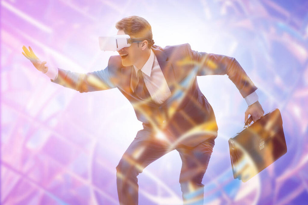 Virtuaalitodellisuus käsite miehen ja VR suojalasit - Valokuva, kuva