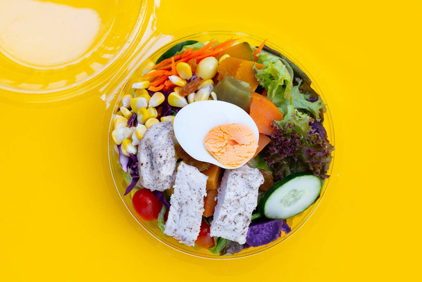 Plastik kutuda et ve sebzeli salata. - Fotoğraf, Görsel