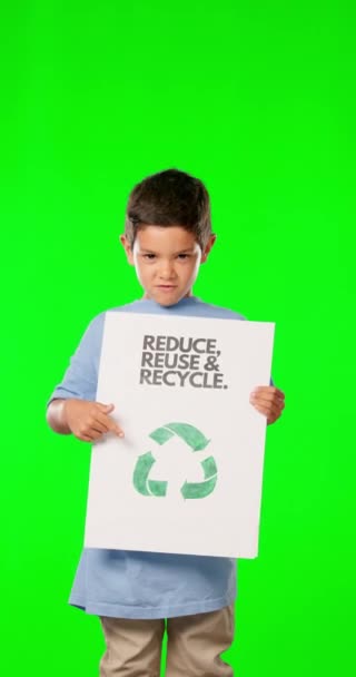 Zielony ekran, plakat i dziecko ze znakiem recyklingu dla czystego środowiska, zrównoważonego rozwoju i zmian klimatycznych, Ochotnicza makieta, konserwacja i portret chłopca z chorągwią, deska i ikona w studio. - Materiał filmowy, wideo