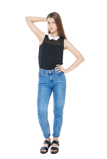 Giovane ragazza di moda in jeans posa isolata
  - Foto, immagini