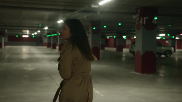 Achteraanzicht bange Aziatische vrouw bang meisje rennen in parkeren donkere ondergrondse metro bang stressvolle dame slachtoffer voelen paniek lopen uit achtervolging dreiging gevaarlijke achtervolging alleen vrouw lopen kijken achter - Video