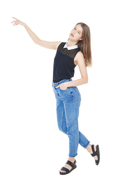 Молодая девушка в джинсах позирует изолированно
  - Фото, изображение