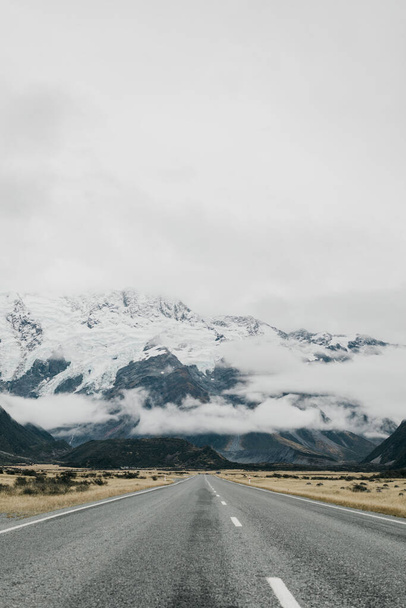 The road to Mount Cook New Zealand. Landscape snowy Alpine mountains. Beautiful autumn mountain landscape. The concept of travel. - Foto, immagini