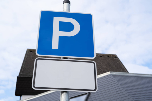 Parkovací značka pro automobily s kopírovacím prostorem pro text  - Fotografie, Obrázek