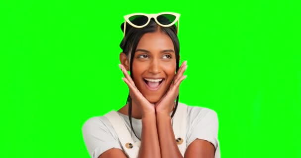 Wow, felice e volto di una donna su uno schermo verde isolato su uno sfondo da studio. Sorriso, sguardo e ritratto di una ragazza comica con espressioni facciali, cornice e shock su uno sfondo con mockup. - Filmati, video