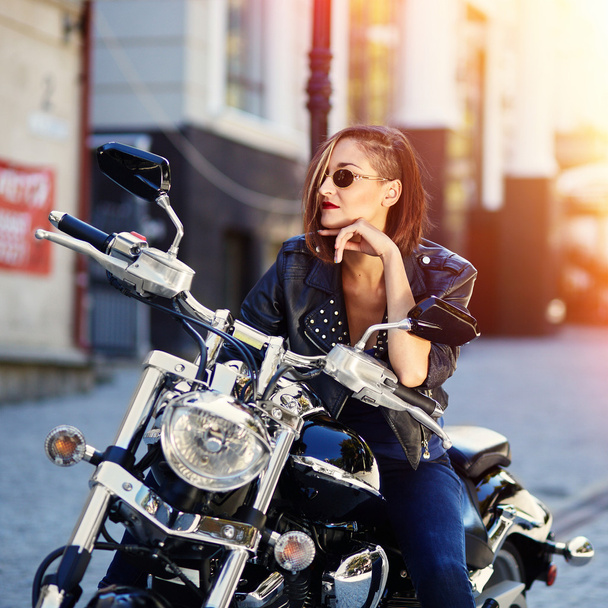 motorkářka v koženou bundu na motorku - Fotografie, Obrázek