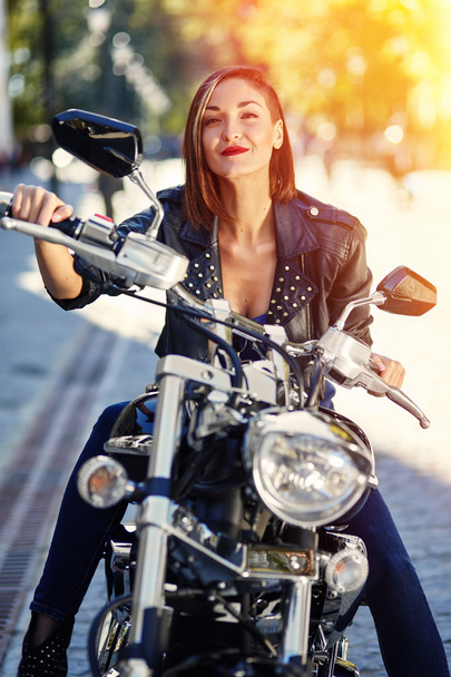オートバイの革のジャケットのバイク少女 - 写真・画像