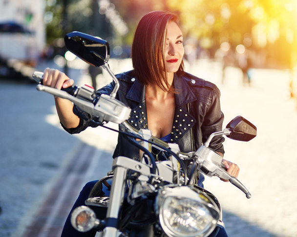 Rowerzysta dziewczyna w skórzana kurtka na motocykl - Zdjęcie, obraz