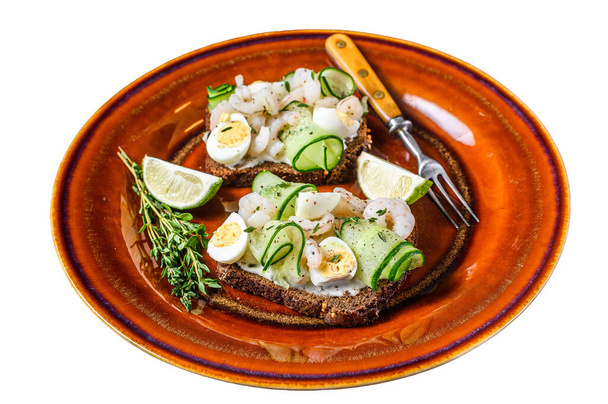 Σκανδιναβικά σάντουιτς με γαρίδες, γαρίδες, αυγά ορτυκιού και αγγούρι σε ψωμί σίκαλης. Απομονωμένα σε λευκό φόντο - Φωτογραφία, εικόνα
