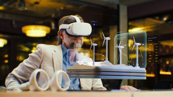 Férfi mérnök használ VR headset, órák és ellenőrzi a mérnöki projekt szélturbinák a virtuális valóság. Beszélgetés videohívással vr alkalmazással. 3D hologram. Jövőbeli innovatív digitális MI-technológiák. - Fotó, kép