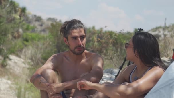 Tropical Oasis: Latina γυναίκα απορροφά τον ήλιο και το νερό - Πλάνα, βίντεο