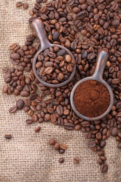 Un grano de café es una semilla de la planta de Coffea y la fuente de café. Es el pip dentro de la fruta roja o púrpura. Esta fruta a menudo se conoce como una cereza de café. Al igual que las cerezas ordinarias, la fruta del café es también una llamada fruta de hueso.  - Foto, imagen