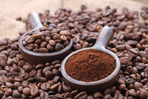 Kávová zrna jsou semínkem kávovníku a zdrojem kávy. Je to pecka uvnitř červeného nebo fialového ovoce. Toto ovoce se často označuje jako káva třešeň. Stejně jako obyčejné třešně, kávové ovoce je také takzvané peckové ovoce.  - Fotografie, Obrázek