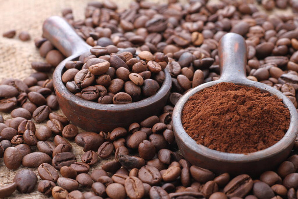 Un grain de café est une graine de la plante Coffea et la source de café. C'est le pépin à l'intérieur du fruit rouge ou violet. Ce fruit est souvent appelé une cerise de café. Tout comme les cerises ordinaires, le fruit du café est aussi un soi-disant fruit à noyau.  - Photo, image