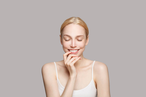 Schöne Frau lacht, Studioporträt. Gesichtsbehandlung, Hautpflege und Kosmetologie-Konzept - Foto, Bild