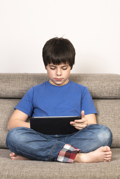 Молодий хлопчик і планшет цифровий
 - Фото, зображення