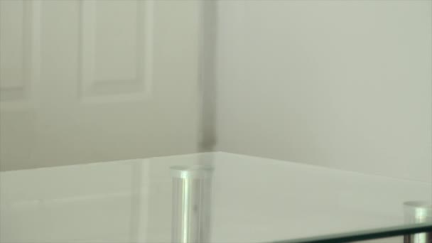 kobieta czyszczenia stół szkło - Materiał filmowy, wideo