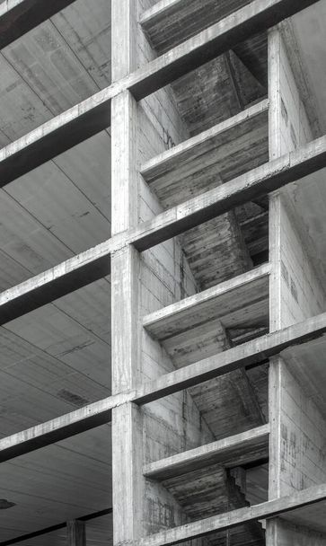 Під будівельною бетонною конструкцією - вертикальне зображення
 - Фото, зображення
