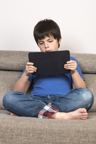 Jeune garçon et une tablette numérique
 - Photo, image
