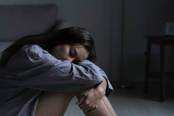 Νεαρή Ασιάτισσα στο υπνοδωμάτιο αισθάνεται λυπημένη κουρασμένη και ανήσυχη που υποφέρει από κατάθλιψη στην ψυχική υγεία - Φωτογραφία, εικόνα