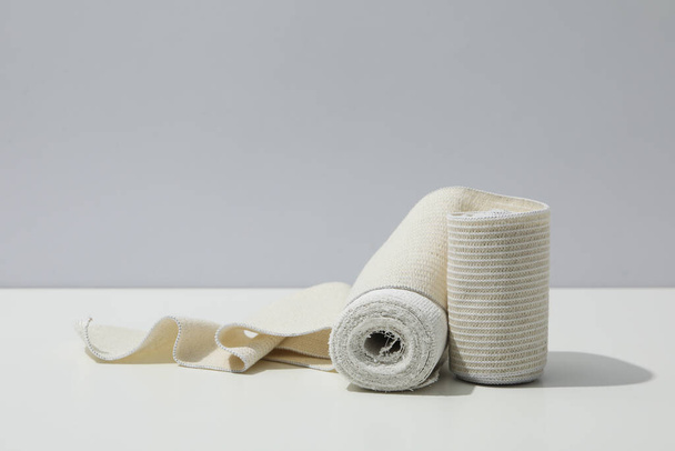 Concept de premiers soins, bandage différent sur table blanche - Photo, image