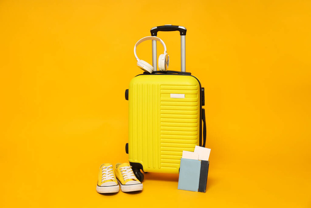 Ταξίδια και διακοπές, διακοπές, σύνθεση με βαλίτσα - Φωτογραφία, εικόνα